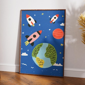 Könnte beinhalten: Ein gerahmter Kunstdruck mit einer skurrilen Weltraumszene. Drei Raketen, ein Planet Erde und ein roter Planet vor blauem Hintergrund mit Sternen und Wolken. Das Kunstwerk hat einen verspielten, cartoonartigen Stil.