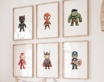 Puede incluir: Seis impresiones artísticas enmarcadas con ilustraciones en acuarela de superhéroes de Marvel: Pantera Negra, Spider-Man, Hulk, Iron Man, Thor y Capitán América. Las impresiones se exhiben en una pared blanca sobre una cama con cojines decorativos y una guirnalda.