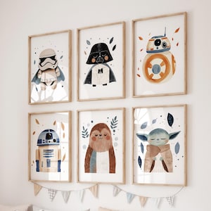 Può includere: Un set di sei stampe incorniciate con illustrazioni di personaggi popolari di Star Wars. Le stampe sono in stile minimalista con sfondo bianco e colori tenui. I personaggi includono Darth Vader, R2-D2, Chewbacca, Yoda e uno Stormtrooper.
