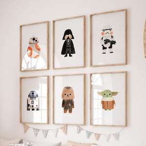 Pode incluir: Conjunto de 6 impressões emolduradas com personagens de Star Wars. As impressões são de estilo minimalista com fundo branco e apresentam os personagens em estilo de desenho animado. Os personagens incluem Darth Vader, Yoda, Chewbacca, R2-D2, BB-8 e um Stormtrooper.