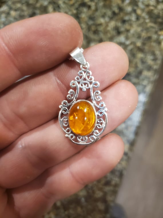 Classical styled amber pendant w/ 20" rope chain a