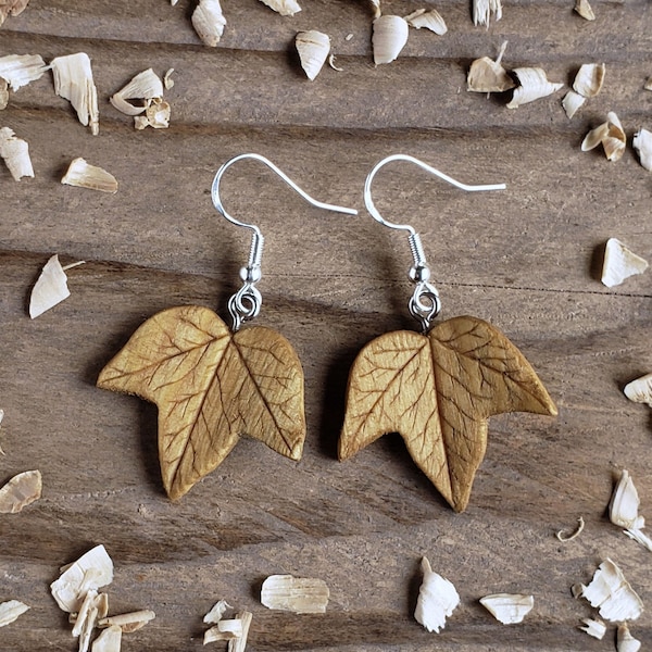 Boucles d'oreilles en bois de feuilles de lierre, faites à la main avec des détails réalistes sculptés à la main