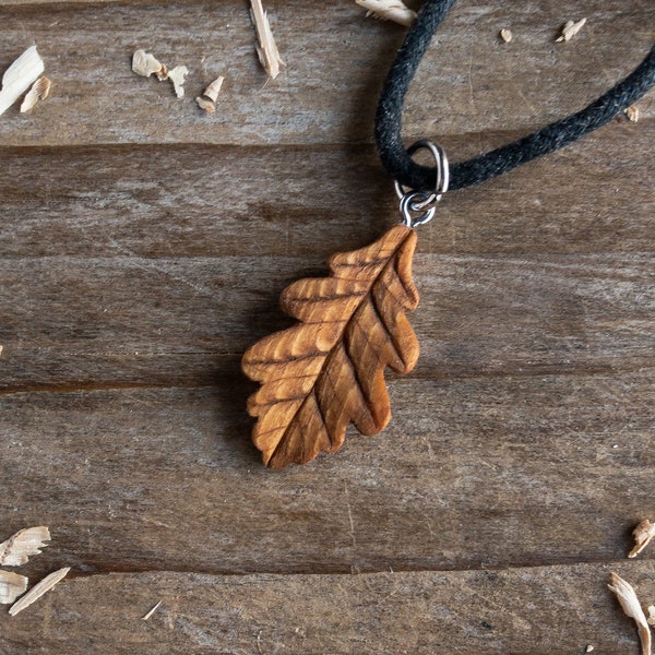 Petit pendentif en bois de feuille de chêne, fait main à partir de pin avec des détails réalistes sculptés à la main, collier réglable