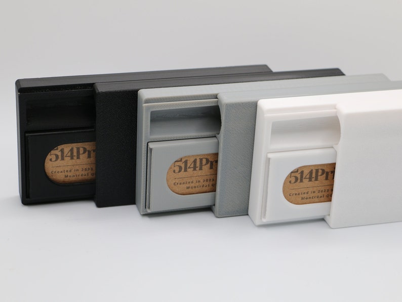 3d printed henson AL13 Safety razor travel case storage box with razor display stand holder with insert for double edge razor blades and reusable razor blade box in navy blue and wood brown sold by theo lacour 514printed