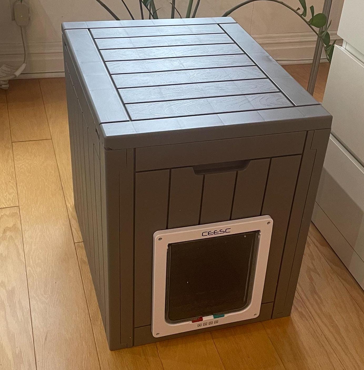 Single Door Outdoor Winter Cat Shelter House (Includes Single Entry/Exit Door)