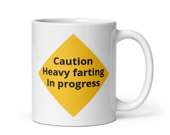 Precaución pedos pesados en progreso taza de café