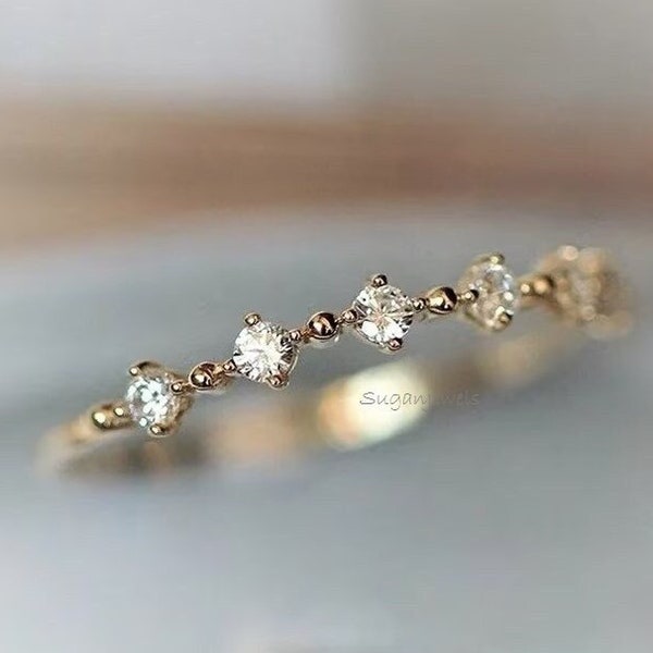 Anillo delicado de oro de 14 quilates con moissanita: Anillo fino apilable.
