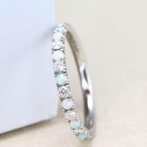 Alianza de oro blanco con ópalo y diamantes, anillo de ópalo, alianza de media eternidad de 2 mm, anillo de bodas fino con ópalo, anillo apilable de ópalo, anillo hecho a mano.