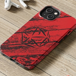 Puede incluir: Funda de teléfono roja con un patrón de veta de madera negra y un gráfico de dados en blanco y negro.