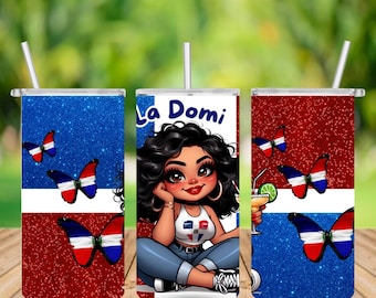 Peut inclure: Un gobelet en acier inoxydable avec un motif de paillettes rouge, blanc et bleu. Le gobelet présente une illustration de dessin animé d'une femme avec un drapeau dominicain sur sa chemise. Le texte "La Domi" est imprimé sur le gobelet.