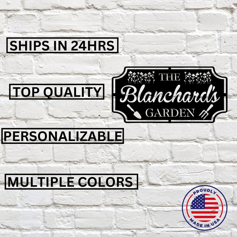 K&ouml;nnte beinhalten: Schwarzes Metallschild mit dem Text "The Blanchard's Garden" mit einem stilisierten Blumendesign und Gartenger&auml;ten. Das Schild befindet sich an einer wei&szlig;en Backsteinwand mit dem Text "Ships in 24hrs", "Top Quality", "Personalizable" und "Multiple Colors" in schwarzen K&auml;sten.