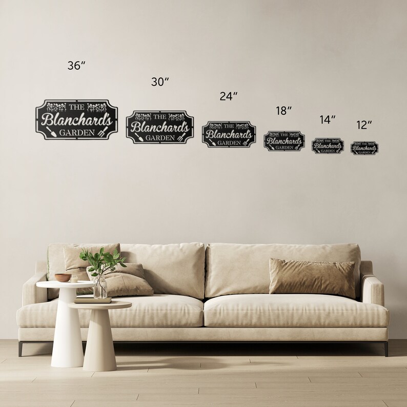 K&ouml;nnte beinhalten: Ein Satz von 6 schwarzen Metallschilden mit dem Text "The Blanchard's Garden" in wei&szlig;en Buchstaben. Die Schilder sind in verschiedenen Gr&ouml;&szlig;en von 30 cm bis 91 cm dargestellt.