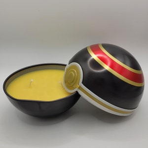 Pokeball Kerze - Handgemacht mit veganem Wachs - Lemon Shortbread Duft - Luxuskugel