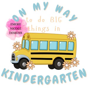 Pode incluir: Ilustração de um ônibus escolar amarelo com o texto "ON MY WAY to do BIG things in KINDERGARTEN". O ônibus tem janelas azuis claras e é decorado com margaridas. Uma flor de aquarela rosa está no canto superior esquerdo.