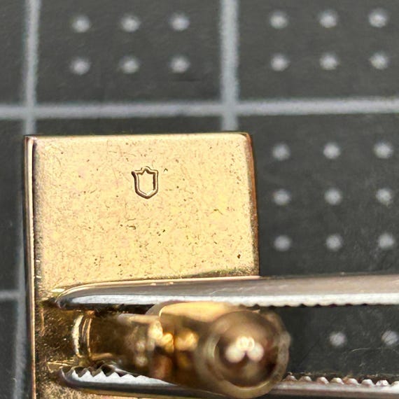 Vintage Hickok USA Mens Gold Tone Brushed Geometric Cufflinks and Tie Tac Set View 3