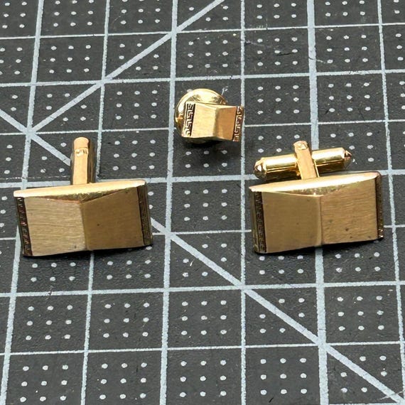 Vintage Hickok USA Mens Gold Tone Brushed Geometric Cufflinks and Tie Tac Set