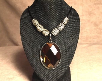 Ambre 1 3/4" ovale en verre à facettes bijou pendentif boîtier en acier noir breloque et perles en métal argenté antique sur 18 "-20" long collier de corde de soie noire
