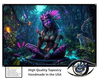 Puede incluir: Un tapiz que presenta a una mujer mística colorida con ojos brillantes y un tocado, sentada en un exuberante bosque verde con luces brillantes y un leopardo en el fondo. El tapiz tiene el texto "Dreamkeepers" en la parte inferior.