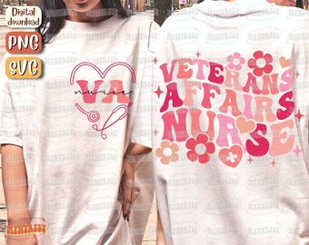 Könnte beinhalten: Zwei weiße T-Shirts mit pinkfarbenen und roten Grafikdesigns. Das vordere Shirt hat ein Herz mit den Buchstaben "VA" darin und ein Stethoskop. Das hintere Shirt hat den Text "Veterans Affairs Nurse" in einer Retro-Schrift mit Herzen und Blumen.