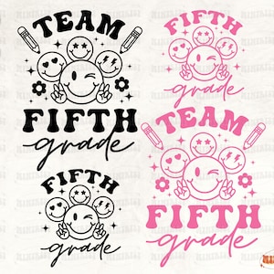 Può includere: Due design per una maglietta di squadra di quinta elementare. Un design è bianco e nero con il testo "TEAM FIFTH grade" e l'altro design è rosa con il testo "FIFTH grade TEAM". Entrambi i design presentano un viso sorridente con un segno di pace.