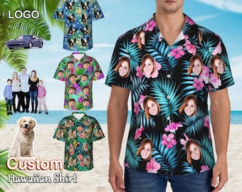 Puede incluir: Una camisa hawaiana negra y azul con un estampado floral tropical y varias caras impresas en ella. La camisa tiene un cuello abotonado y mangas cortas. El texto "Custom Hawaiian Shirt" está impreso en la parte inferior de la imagen.