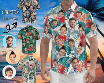 Puede incluir: Una camisa blanca de botones con estampado tropical con varios rostros y flores. El texto "COUSTOM More Style" es visible en la esquina superior izquierda de la imagen.