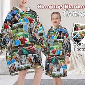 Puede incluir: Dos personas vistiendo mantas para dormir personalizadas impresas con fotos. Las mantas son de felpa suave y presentan un collage de fotos en forma de cuadrícula. El texto "Sleeping Blanket Custom" y "Your Photos" es visible en la imagen.