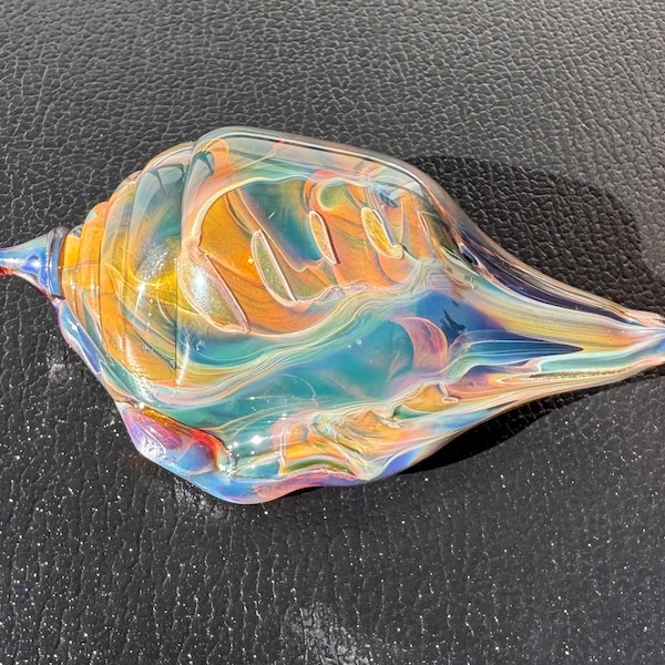 Arte de conchas de vidrio hecho a mano: elegante escultura marina de Brea, California