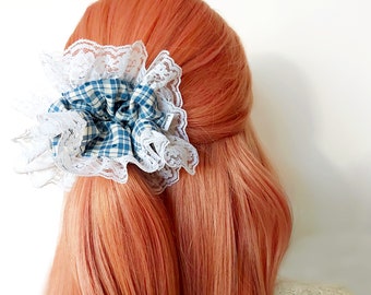 Großes Lace Scrunchy - Haargummis 'Picknick zu zweit' | Haarband Accessoires Geschenk für sie | XL XXL Vichykaro mit Rüschen