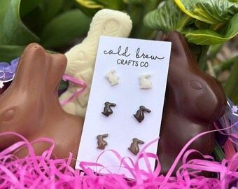 Orecchini a bottone in pasta polimerica con coniglietto pasquale al cioccolato fondente, al latte e bianco