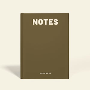 Może przedstawiać: Brązowy notes w twardej oprawie z napisem "NOTES" w białym kolorze na okładce. Na dole okładki znajduje się napis "HUDSON WALKER" w białym kolorze. Notes znajduje się na białym tle.