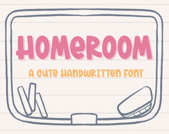 Può includere: Illustrazione digitale di una lavagna con la parola "HOMEROOM" in lettere rosa. Sotto, il testo recita "A CUTE HANDWRITTEN FONT" in arancione. La lavagna ha un contorno grigio con alcuni accessori disegnati.