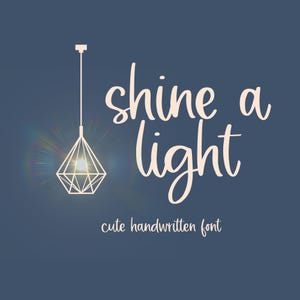 Puede incluir: Un diseño gráfico con una lámpara colgante de diseño geométrico y el texto "shine a light" en una fuente manuscrita. El texto "cute handwritten font" también se incluye debajo del texto principal.