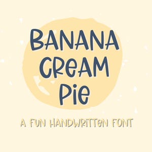 Könnte beinhalten: Grafik mit den Worten "BANANA CREAM Pie" in dunkelblauer, handschriftlicher Schriftart, vor einem hellgelben Kreis. Darunter steht der Text "A FUN HANDWRITTEN FONT" in hellblauer Farbe.
