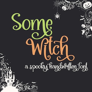 Può includere: Sfondo nero con le parole "Some Witch" in verde e arancione, e la frase "a spooky handwritten font" in bianco. Elementi decorativi di Halloween, come pipistrelli e zucche, circondano il testo.