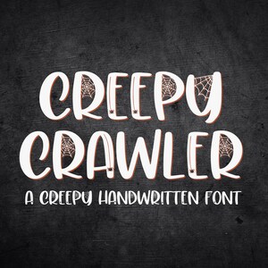 Può includere: Grafica digitale con le parole "CREEPY CRAWLER" in un carattere bianco scritto a mano con un bordo marrone. Ragnatele e piccoli ragni sono incorporati nel design. Il testo "A CREEPY HANDWRITTEN FONT" è in basso.