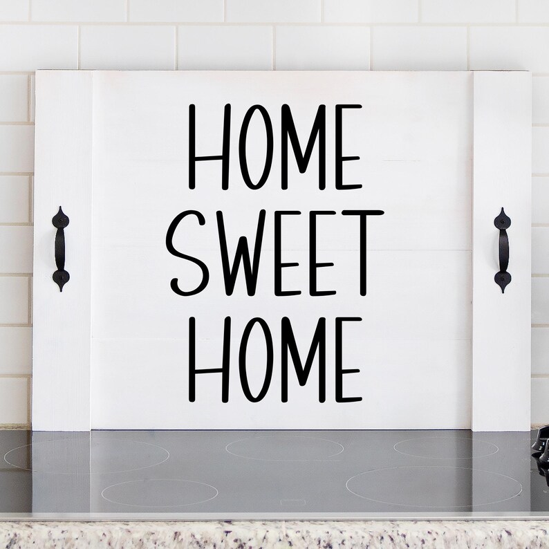Puede incluir: Tapa de cocina de madera blanca con asas negras y el texto "Home Sweet Home" en letras negras.