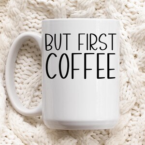 Puede incluir: Taza de caf&eacute; de cer&aacute;mica blanca con texto negro que dice "But First Coffee".