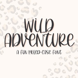 Op de afbeelding: Een zwart-wit grafisch ontwerp met de tekst "WILD ADVENTURE" in een leuk lettertype met hoofdletters en kleine letters. De tekst staat op een witte achtergrond met een lichtgrijs luipaardmotief.