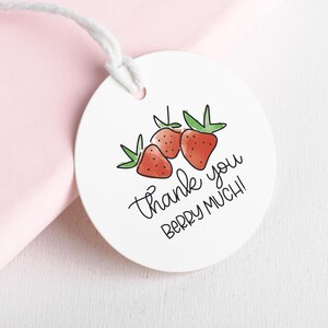 Puede incluir: Etiqueta redonda blanca con una ilustraci&oacute;n dibujada a mano de tres fresas rojas con hojas verdes. La etiqueta dice "&iexcl;Muchas gracias!"