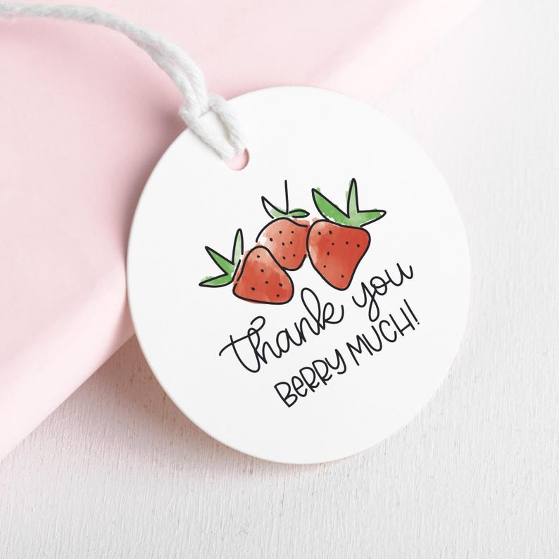 Puede incluir: Etiqueta redonda blanca con una ilustraci&oacute;n dibujada a mano de tres fresas rojas con hojas verdes. La etiqueta dice "&iexcl;Muchas gracias!"