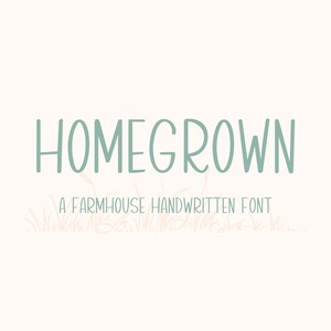 Puede incluir: Una fuente manuscrita de estilo farmhouse llamada "Homegrown" en color azul claro. La fuente se muestra sobre un fondo blanco con un dise&ntilde;o de hierba rosa claro en la parte inferior.