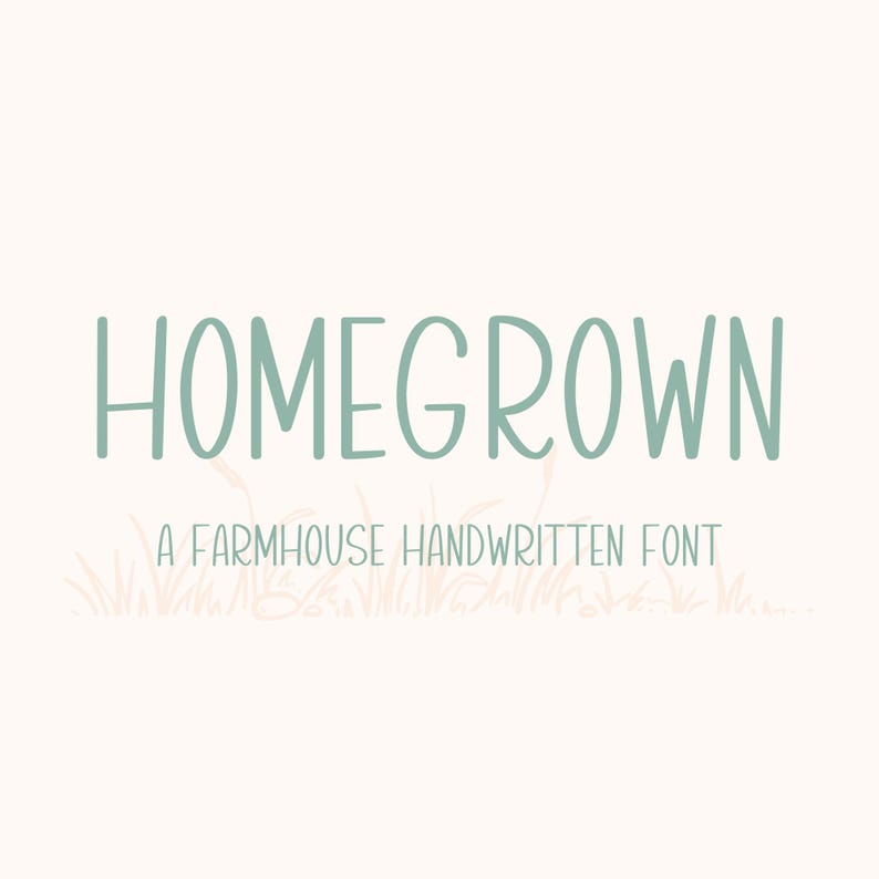 Puede incluir: Una fuente manuscrita de estilo farmhouse llamada "Homegrown" en color azul claro. La fuente se muestra sobre un fondo blanco con un dise&ntilde;o de hierba rosa claro en la parte inferior.