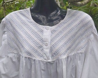 Olivia - Camisón blanco de algodón vintage con yugo en forma de "v" y mangas largas elásticas en la muñeca