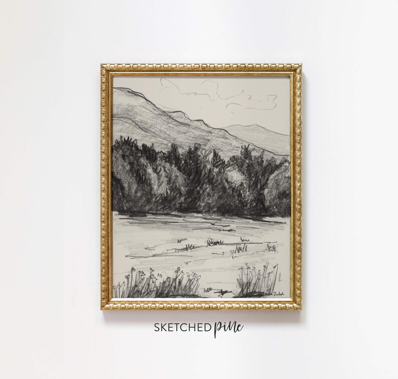 K&ouml;nnte beinhalten: Eine Schwarzwei&szlig;-Bleistiftzeichnung einer Berglandschaft mit B&auml;umen und einem See im Vordergrund. Die Zeichnung ist in einem goldenen Rahmen mit einem dekorativen Rand gerahmt. Der Text "SKETCHED pine" ist unter dem Rahmen gedruckt.
