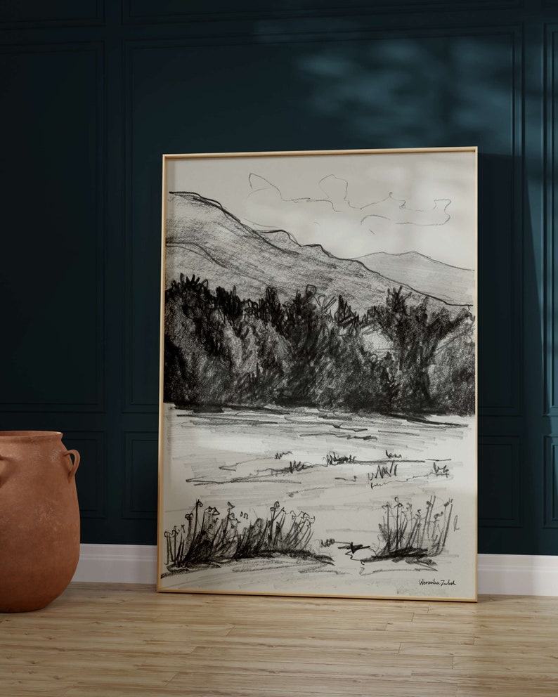 K&ouml;nnte beinhalten: Eine Schwarzwei&szlig;-Bleistiftzeichnung einer Berglandschaft mit einem See im Vordergrund. Die Zeichnung ist in einem goldenen Rahmen gerahmt und unten rechts mit "Veronica Zabel" signiert.
