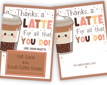 Pode incluir: Cartão de felicitações dobrado com tema de café. A frente apresenta um latte de desenho animado e o texto "Thanks a LATTE for all that YOU DO!" com um cartão de presente para uma cafeteria local. A parte de trás diz "We appreciate you!"