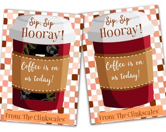 Könnte beinhalten: Zwei rote und weiße Geschenkkarten in Form einer Kaffeetasse mit dem Text "Sip, Sip Hooray! Coffee is on us today!" und "From: The Clinkscales'" auf einem karierten Hintergrund.