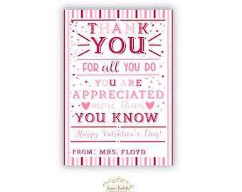 以下が含まれることがあります： ピンクとワインレッドのバレンタインデーカードに「THANK YOU FOR all YOU DO YOU ARE APPRECIATED more than YOU KNOW Happy Valentine's Day! FROM: MRS. FLOYD」というテキストが書かれています