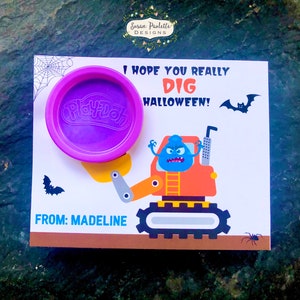 Etiqueta de massinha de Halloween, lembrancinha de festa de sala de aula de escavador de construção de monstros, canva digital imprimível, guloseima sem doces, lembrancinha de baú ou guloseima